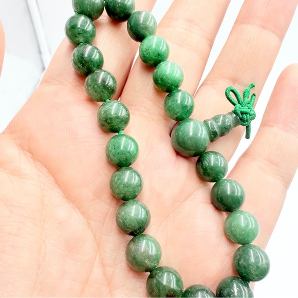 Elegant Green Nephrite Jade Bead Bracelet - Picture 3 of 8